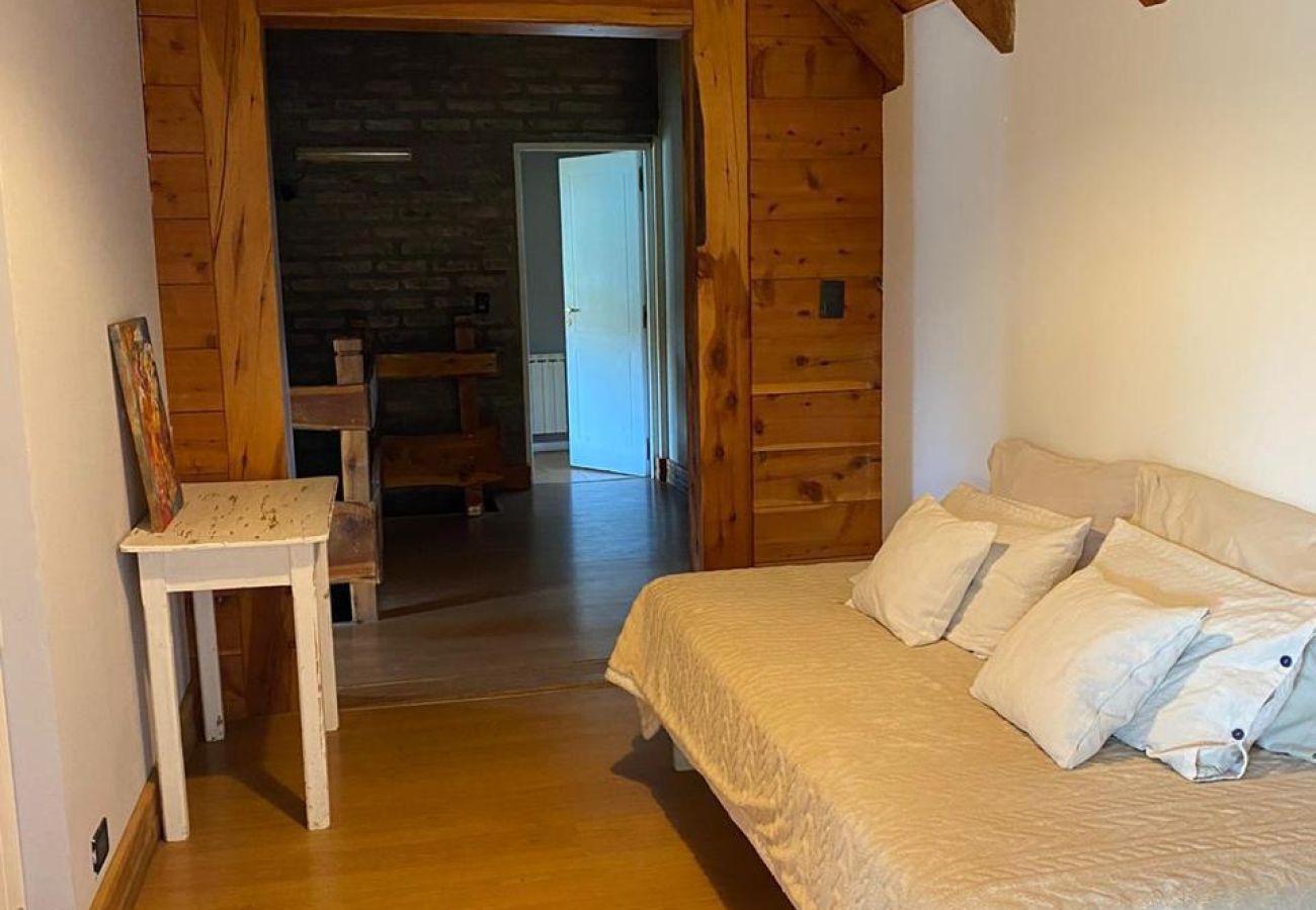 Casa en San Carlos de Bariloche - HUAPI07C Exclusiva casa con playa de arena sobre el Lago Nahuel Huapi