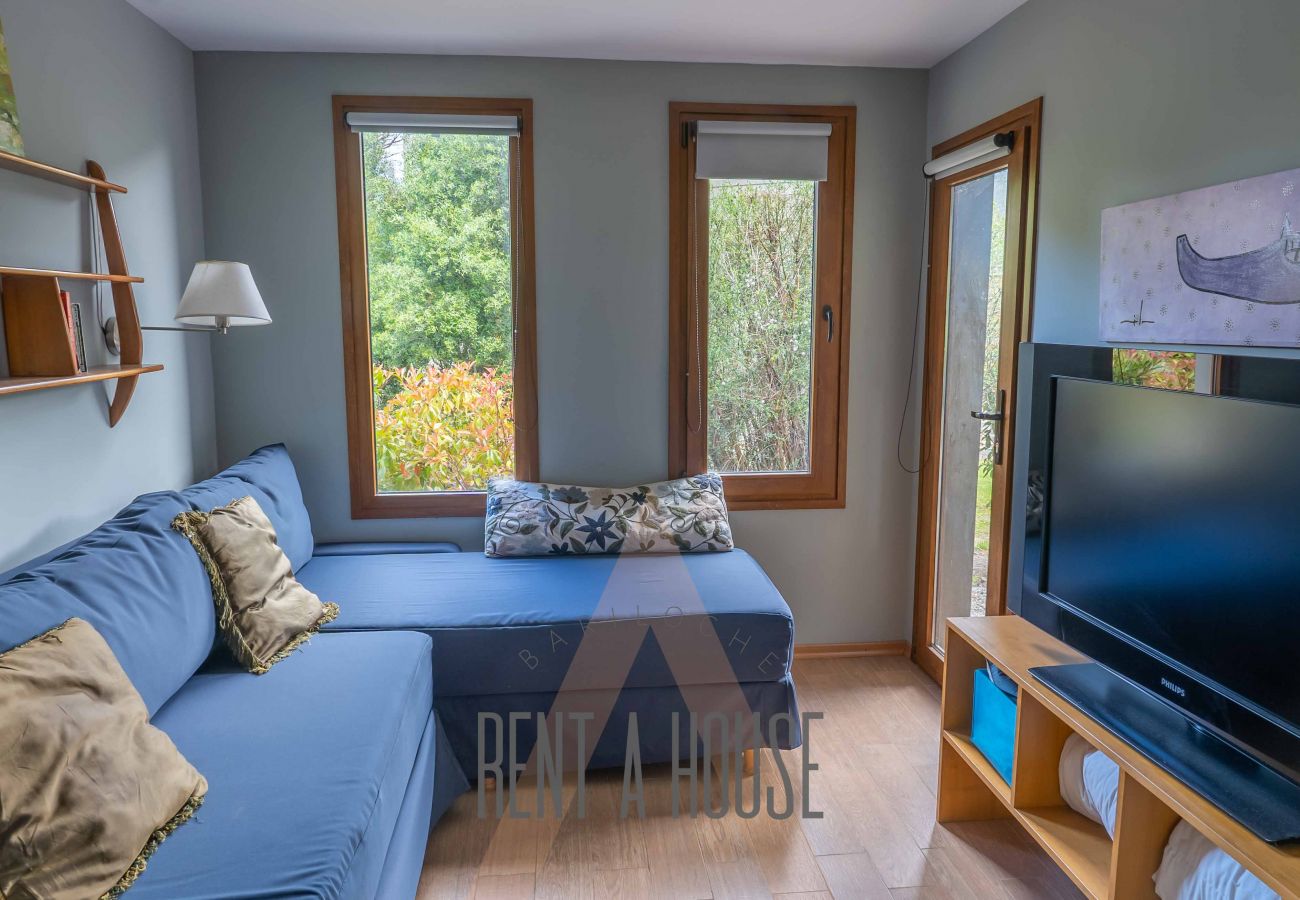 Casa en San Carlos de Bariloche - ARE12- COMODA Y CALIDA CASA EN ARELAUQUEN CON GALERÍAS Y HERMOSO JARDÍN CON VISTA A LAS MONTAÑAS