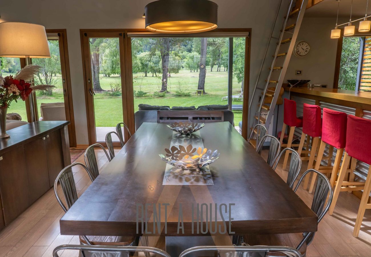 Casa en San Carlos de Bariloche - ARE12- COMODA Y CALIDA CASA EN ARELAUQUEN CON GALERÍAS Y HERMOSO JARDÍN CON VISTA A LAS MONTAÑAS
