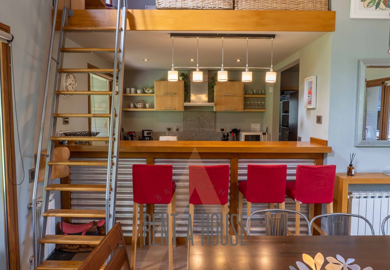 Casa en San Carlos de Bariloche - ARE12- COMODA Y CALIDA CASA EN ARELAUQUEN CON GALERÍAS Y HERMOSO JARDÍN CON VISTA A LAS MONTAÑAS