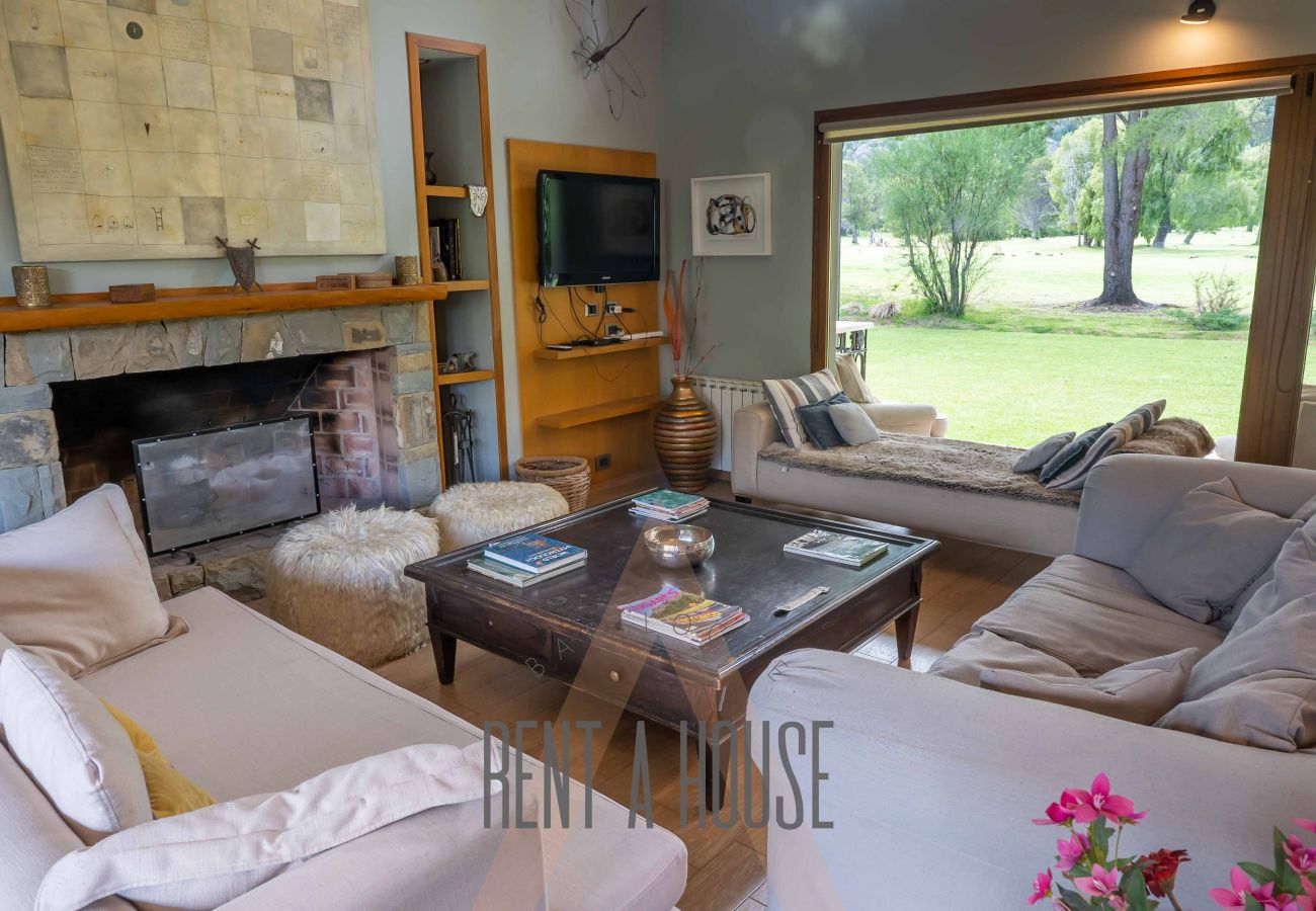 Casa en San Carlos de Bariloche - ARE12- COMODA Y CALIDA CASA EN ARELAUQUEN CON GALERÍAS Y HERMOSO JARDÍN CON VISTA A LAS MONTAÑAS