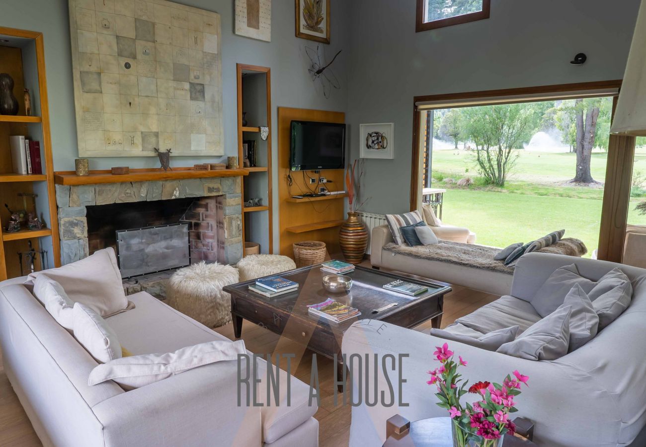 Casa en San Carlos de Bariloche - ARE12- COMODA Y CALIDA CASA EN ARELAUQUEN CON GALERÍAS Y HERMOSO JARDÍN CON VISTA A LAS MONTAÑAS