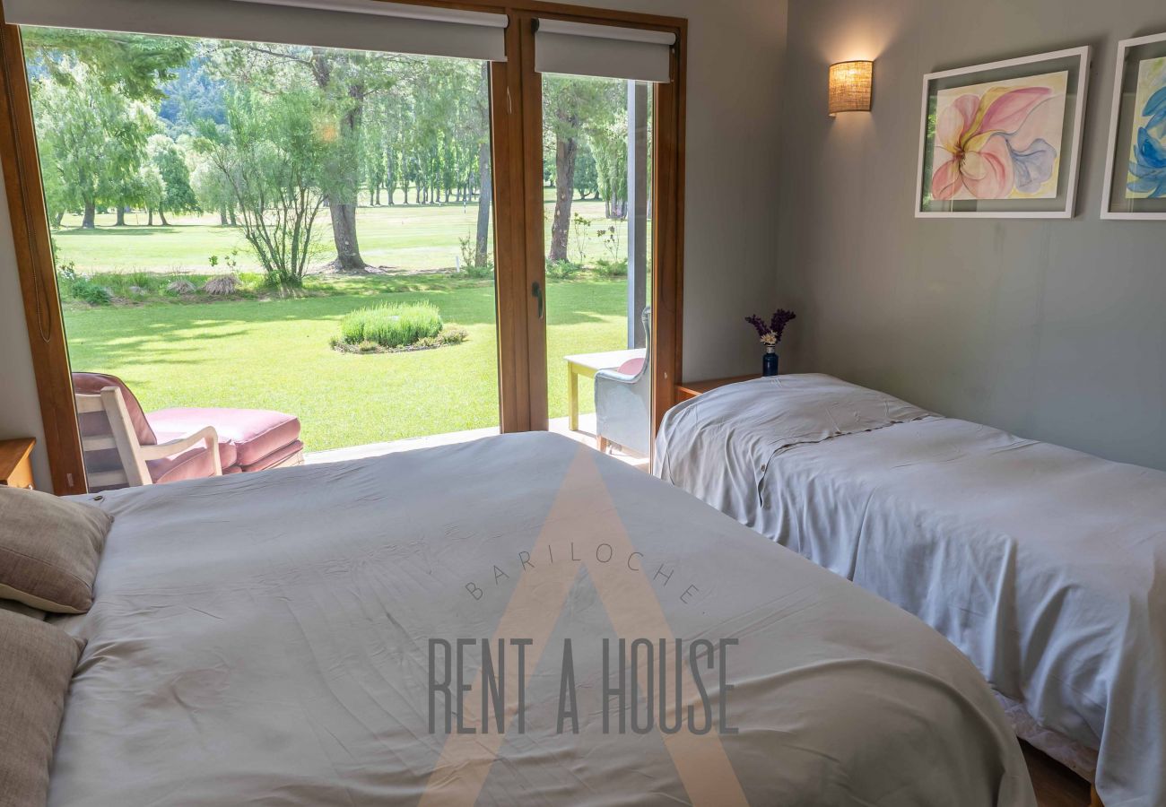 Casa en San Carlos de Bariloche - ARE12- COMODA Y CALIDA CASA EN ARELAUQUEN CON GALERÍAS Y HERMOSO JARDÍN CON VISTA A LAS MONTAÑAS