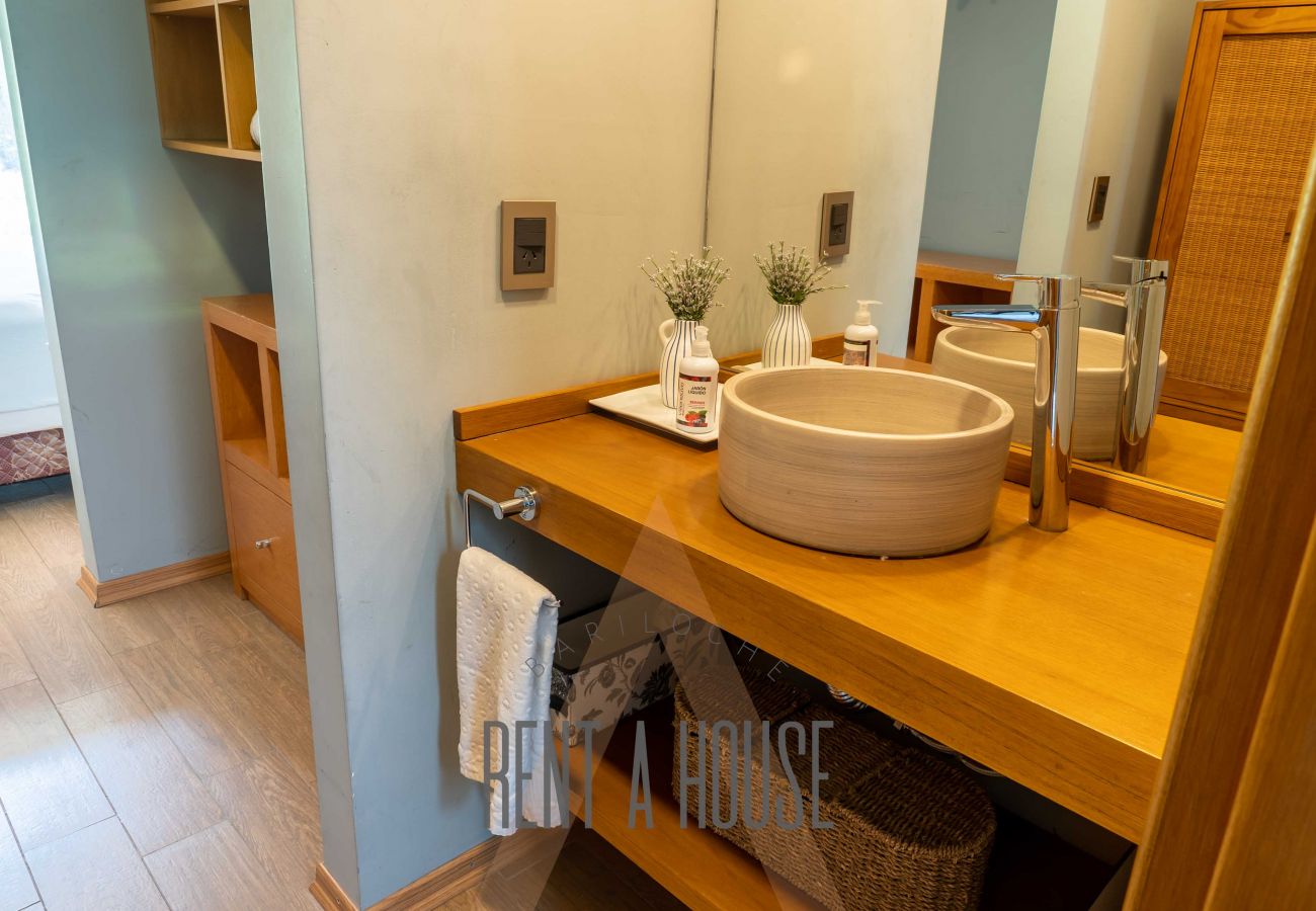 Casa en San Carlos de Bariloche - ARE12- COMODA Y CALIDA CASA EN ARELAUQUEN CON GALERÍAS Y HERMOSO JARDÍN CON VISTA A LAS MONTAÑAS