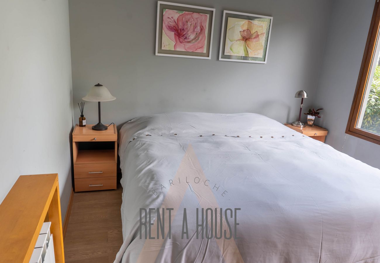 Casa en San Carlos de Bariloche - ARE12- COMODA Y CALIDA CASA EN ARELAUQUEN CON GALERÍAS Y HERMOSO JARDÍN CON VISTA A LAS MONTAÑAS