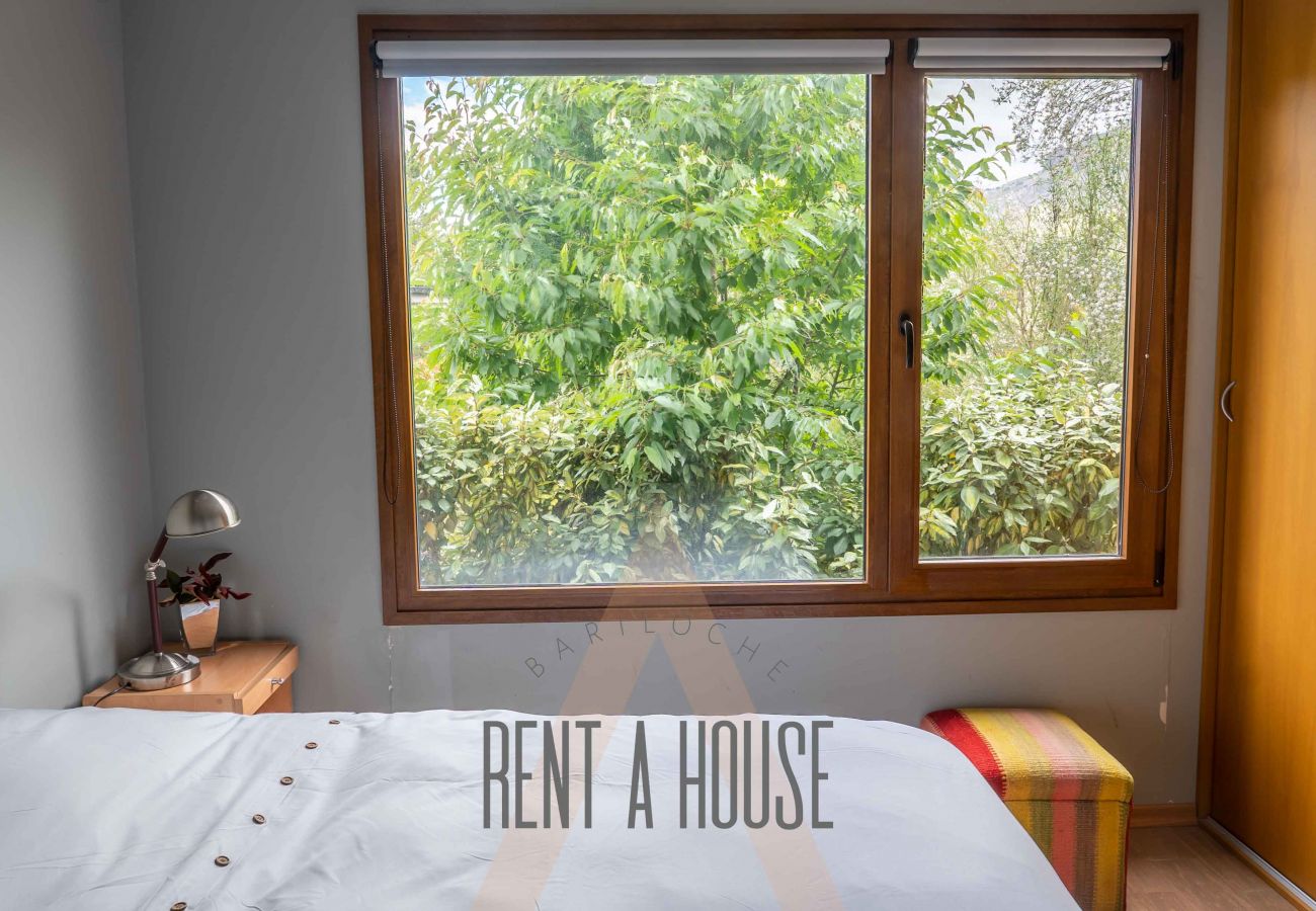 Casa en San Carlos de Bariloche - ARE12- COMODA Y CALIDA CASA EN ARELAUQUEN CON GALERÍAS Y HERMOSO JARDÍN CON VISTA A LAS MONTAÑAS