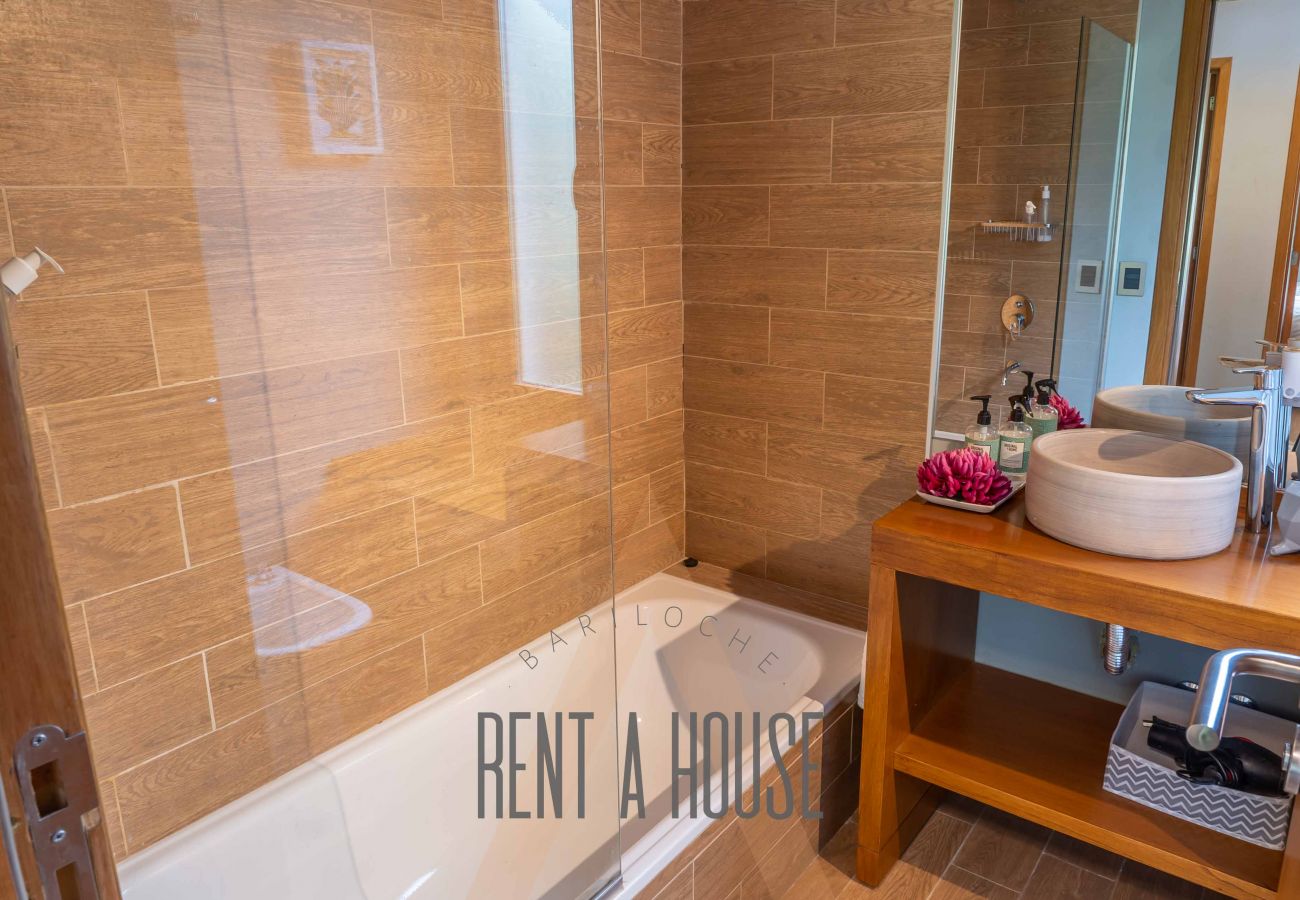 Casa en San Carlos de Bariloche - ARE12- COMODA Y CALIDA CASA EN ARELAUQUEN CON GALERÍAS Y HERMOSO JARDÍN CON VISTA A LAS MONTAÑAS