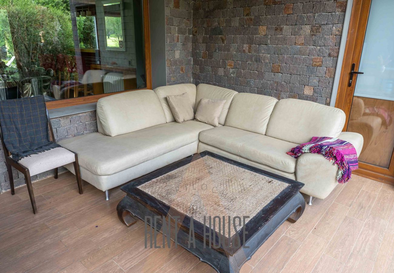 Casa en San Carlos de Bariloche - ARE12- COMODA Y CALIDA CASA EN ARELAUQUEN CON GALERÍAS Y HERMOSO JARDÍN CON VISTA A LAS MONTAÑAS