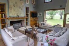 Casa en San Carlos de Bariloche - ARE12- COMODA Y CALIDA CASA EN ARELAUQUEN CON GALERÍAS Y HERMOSO JARDÍN CON VISTA A LAS MONTAÑAS