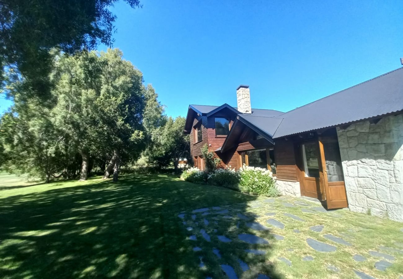 Casa en San Carlos de Bariloche - ARE41 CASA EN ARELAUQUEN CON SALIDA DIRECTA A LA CANCHA DE GOLF