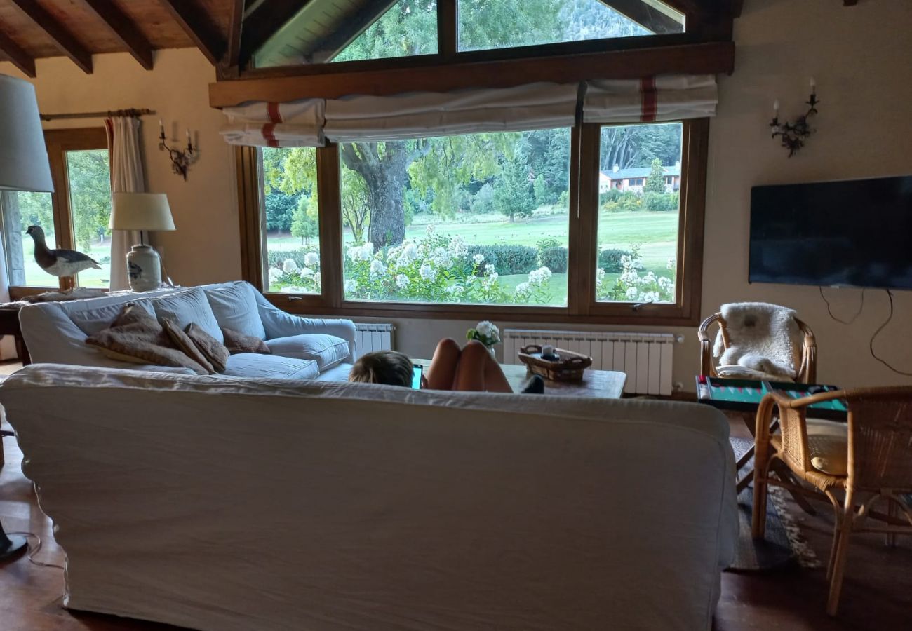 Casa en San Carlos de Bariloche - ARE41 CASA EN ARELAUQUEN CON SALIDA DIRECTA A LA CANCHA DE GOLF