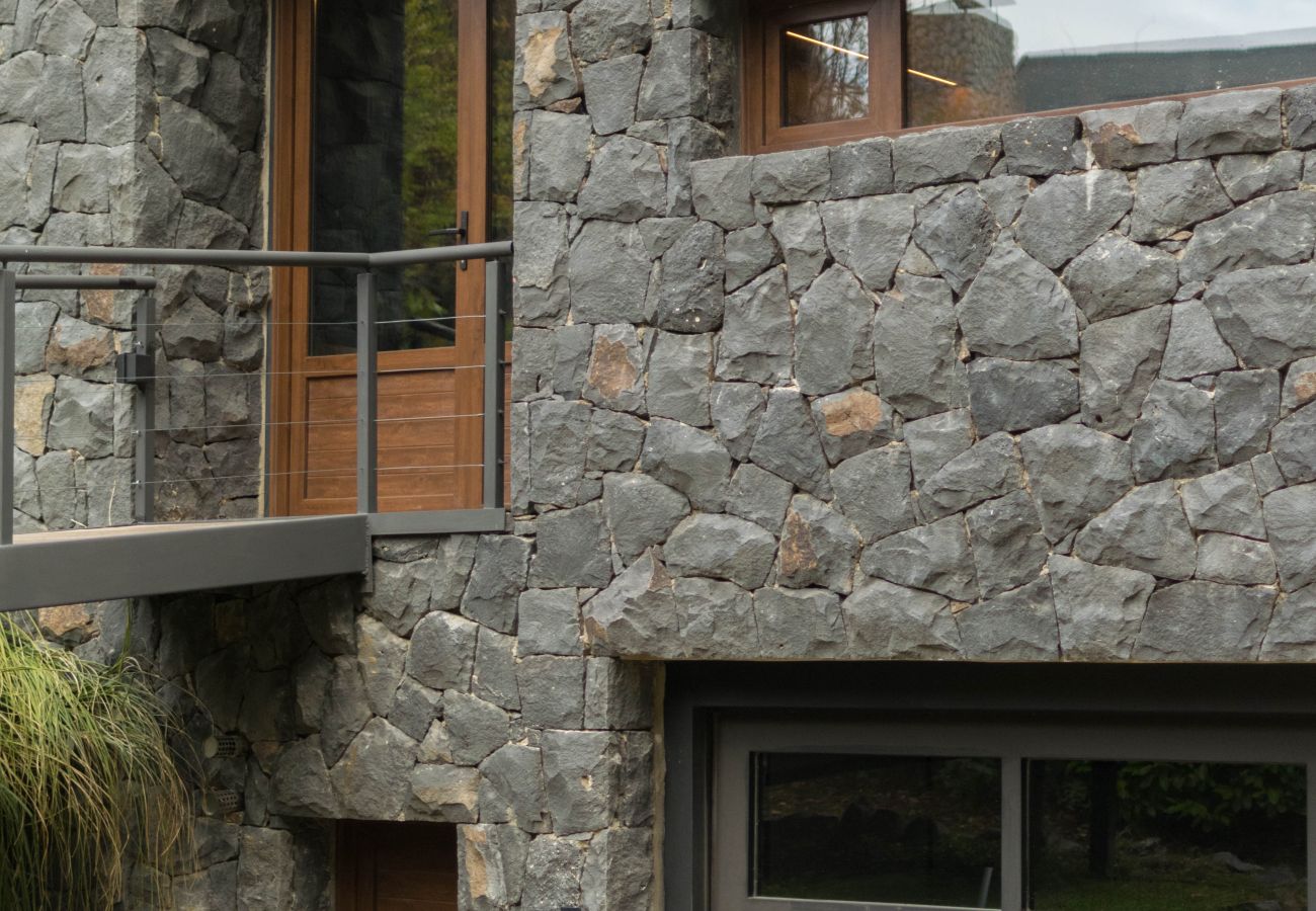 Casa en San Carlos de Bariloche - MORE25 Espectacular casa moderna, con costa de lago y pileta climatizada