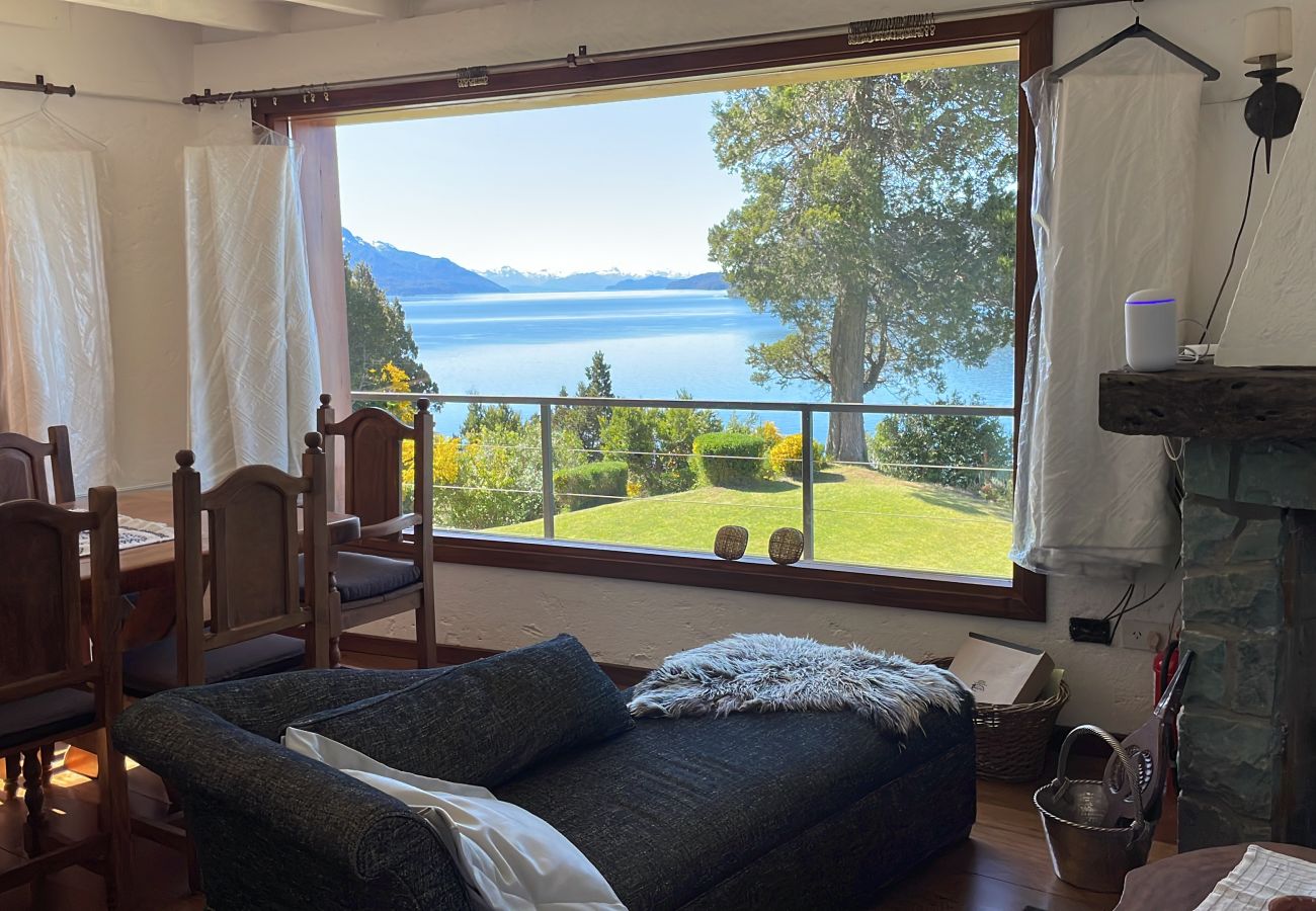 Casa en San Carlos de Bariloche - Peni14c Lindísima casa con increíble vista al Nahuel Huapi y deck sobre el lago.