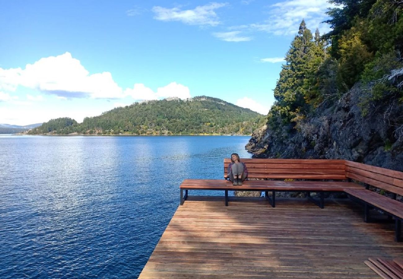 Casa en San Carlos de Bariloche - Peni14c Lindísima casa con increíble vista al Nahuel Huapi y deck sobre el lago.