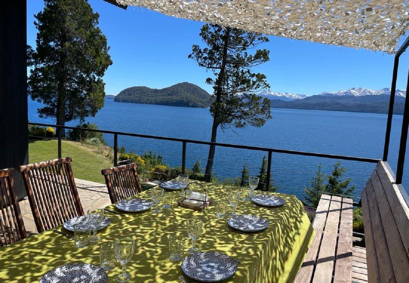 Casa en San Carlos de Bariloche - Peni14c Lindísima casa con increíble vista al Nahuel Huapi y deck sobre el lago.