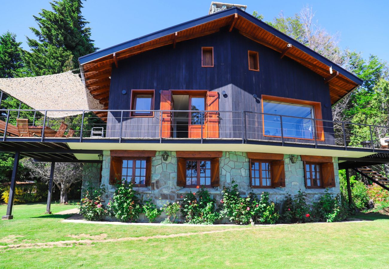 Casa en San Carlos de Bariloche - Peni14c Lindísima casa con increíble vista al Nahuel Huapi y deck sobre el lago.