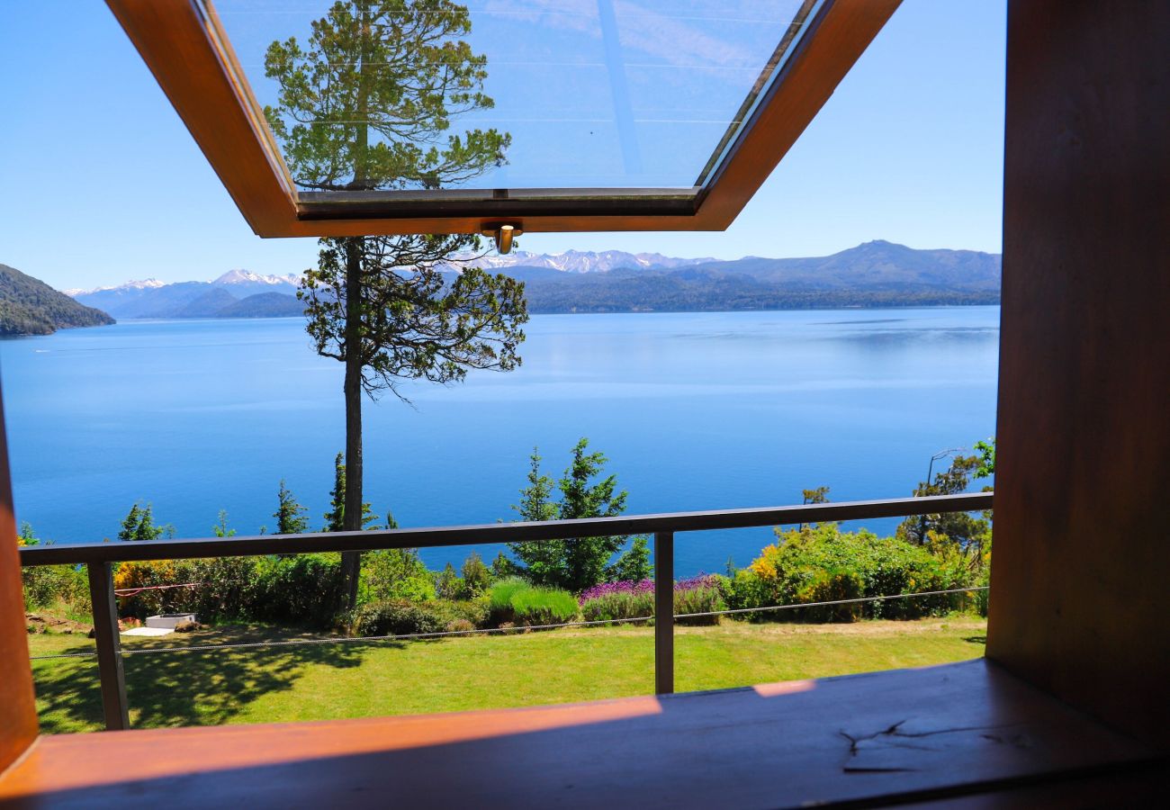 Casa en San Carlos de Bariloche - Peni14c Lindísima casa con increíble vista al Nahuel Huapi y deck sobre el lago.