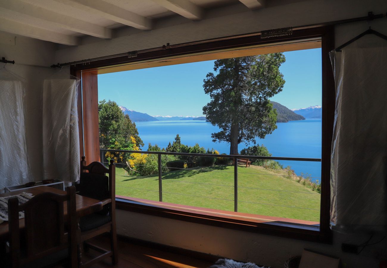 Casa en San Carlos de Bariloche - Peni14c Lindísima casa con increíble vista al Nahuel Huapi y deck sobre el lago.