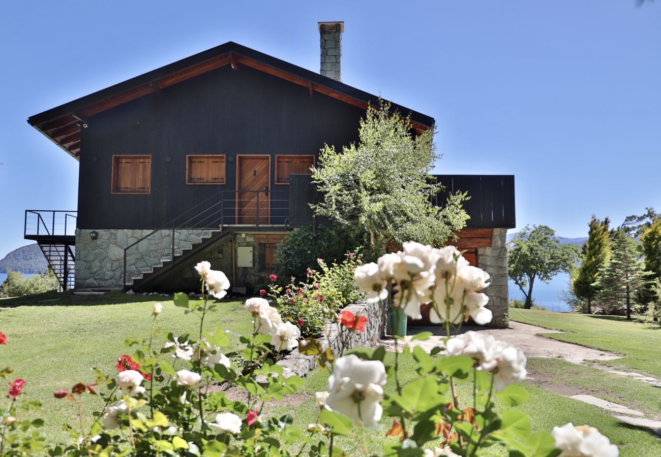 Casa en San Carlos de Bariloche - Peni14c Lindísima casa con increíble vista al Nahuel Huapi y deck sobre el lago.