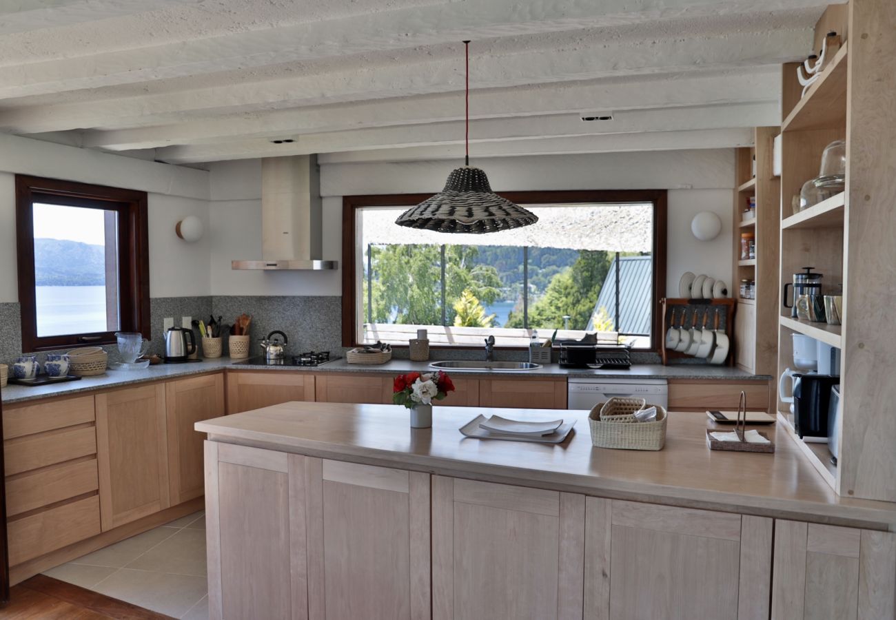 Casa en San Carlos de Bariloche - Peni14c Lindísima casa con increíble vista al Nahuel Huapi y deck sobre el lago.