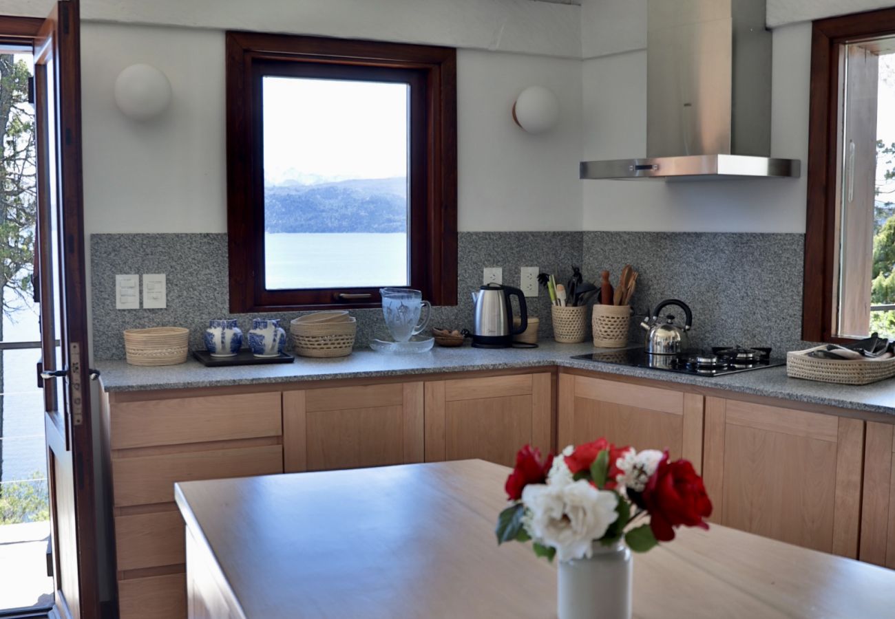 Casa en San Carlos de Bariloche - Peni14c Lindísima casa con increíble vista al Nahuel Huapi y deck sobre el lago.