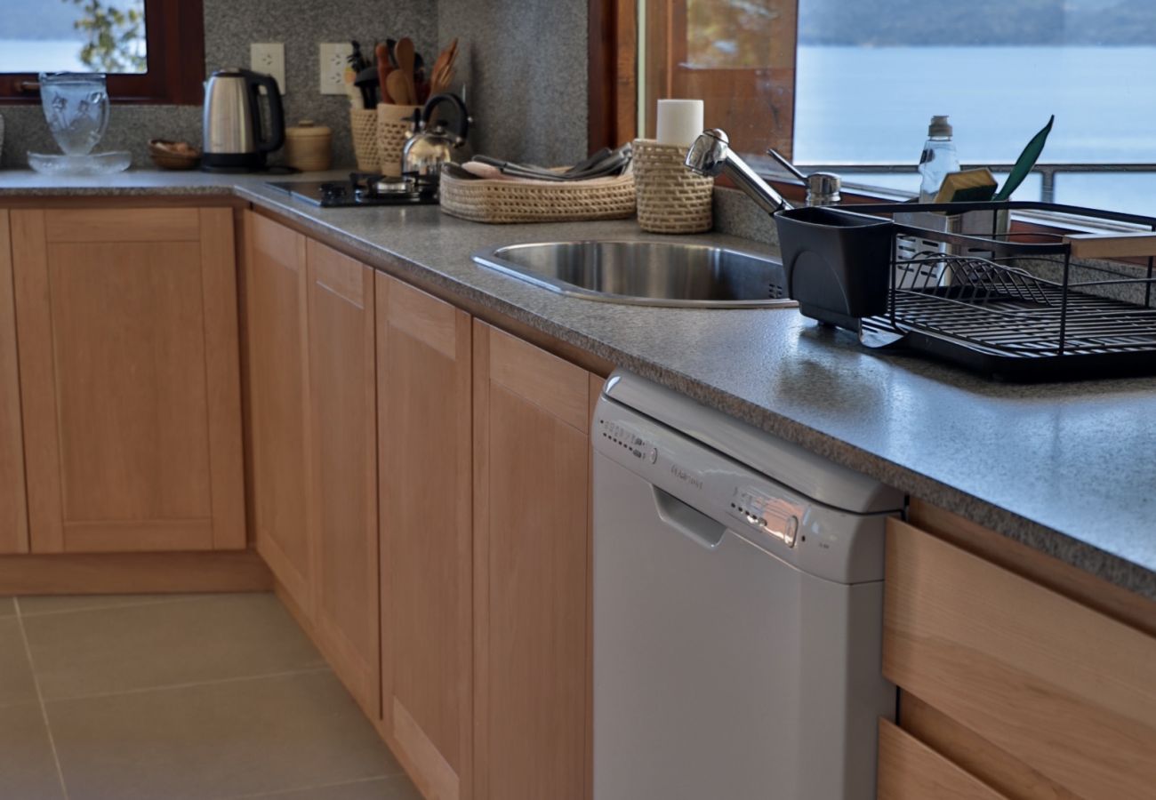 Casa en San Carlos de Bariloche - Peni14c Lindísima casa con increíble vista al Nahuel Huapi y deck sobre el lago.