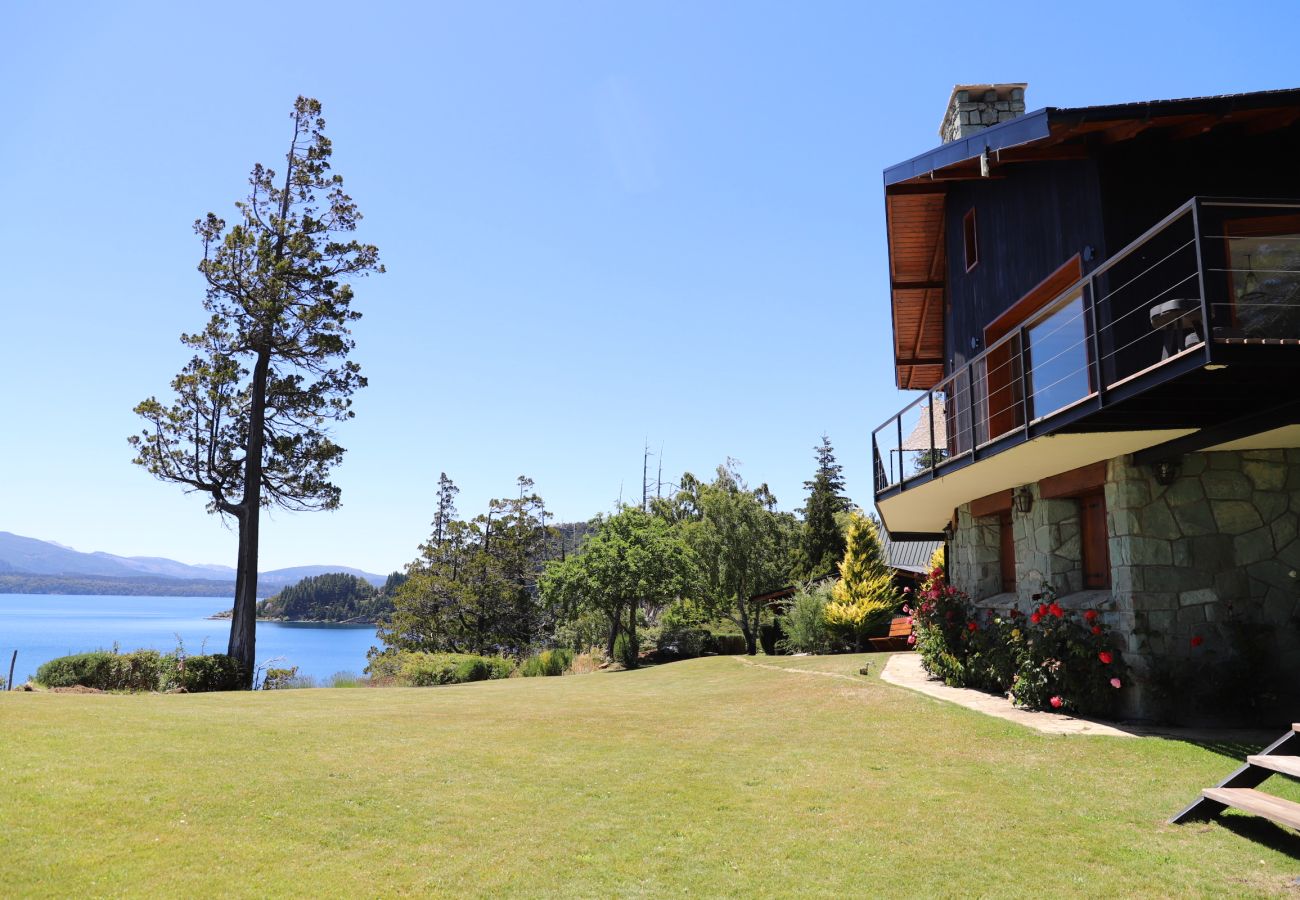 Casa en San Carlos de Bariloche - Peni14c Lindísima casa con increíble vista al Nahuel Huapi y deck sobre el lago.