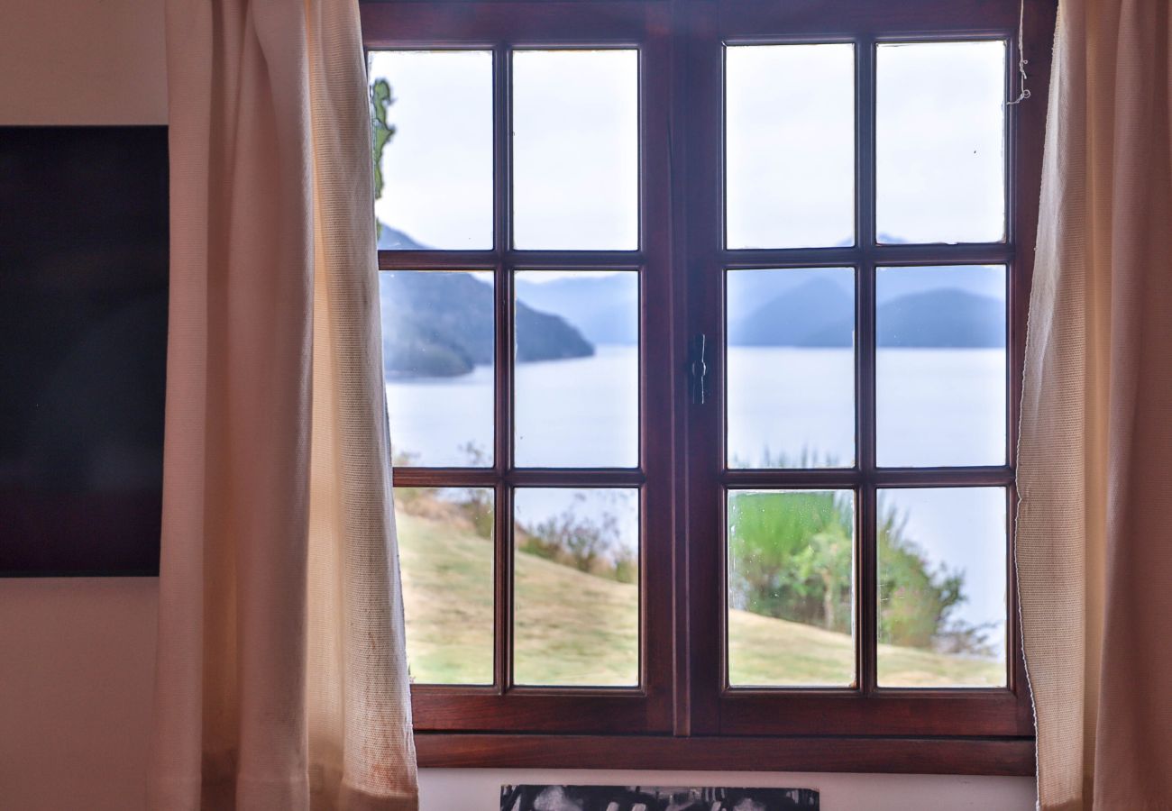 Casa en San Carlos de Bariloche - Peni14c Lindísima casa con increíble vista al Nahuel Huapi y deck sobre el lago.