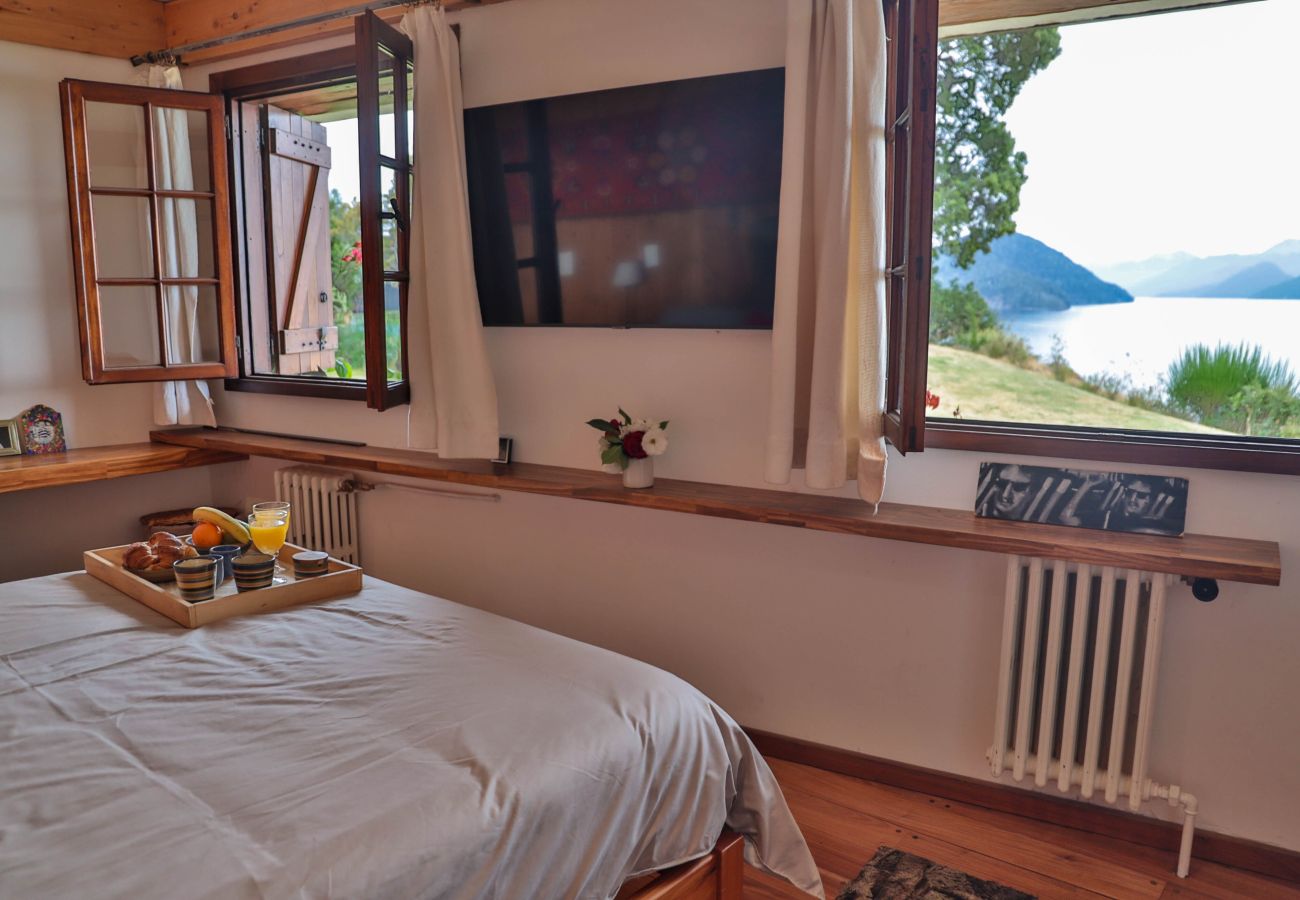Casa en San Carlos de Bariloche - Peni14c Lindísima casa con increíble vista al Nahuel Huapi y deck sobre el lago.