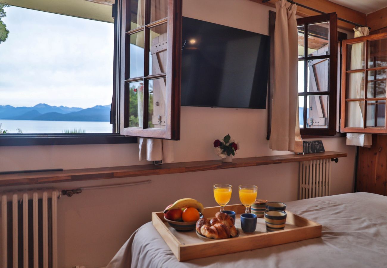 Casa en San Carlos de Bariloche - Peni14c Lindísima casa con increíble vista al Nahuel Huapi y deck sobre el lago.