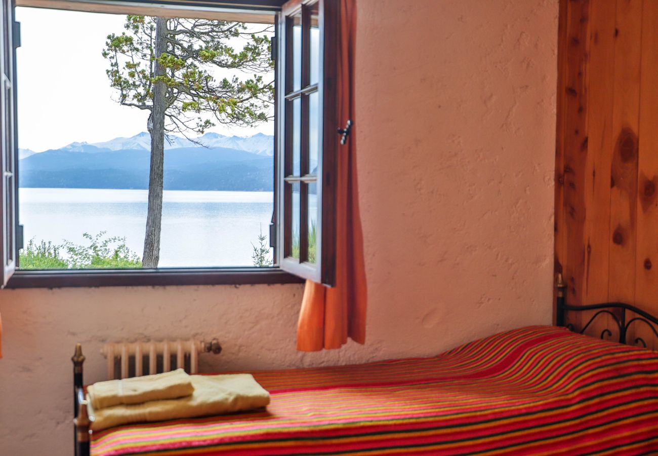 Casa en San Carlos de Bariloche - Peni14c Lindísima casa con increíble vista al Nahuel Huapi y deck sobre el lago.