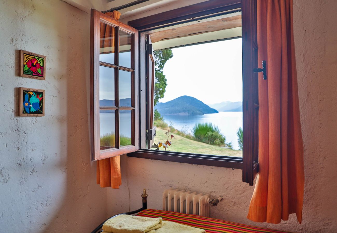 Casa en San Carlos de Bariloche - Peni14c Lindísima casa con increíble vista al Nahuel Huapi y deck sobre el lago.