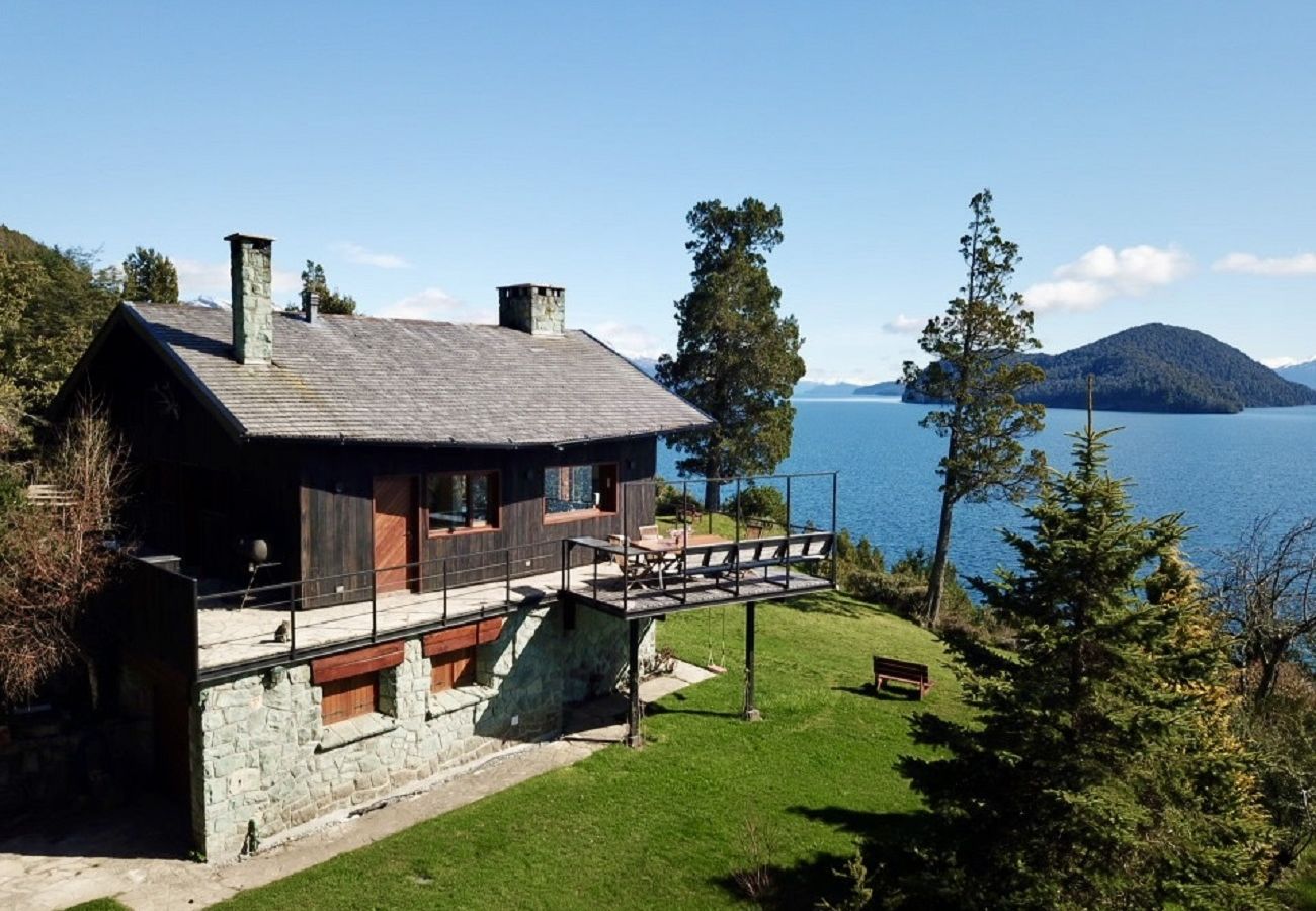 Casa en San Carlos de Bariloche - Peni14c Lindísima casa con increíble vista al Nahuel Huapi y deck sobre el lago.