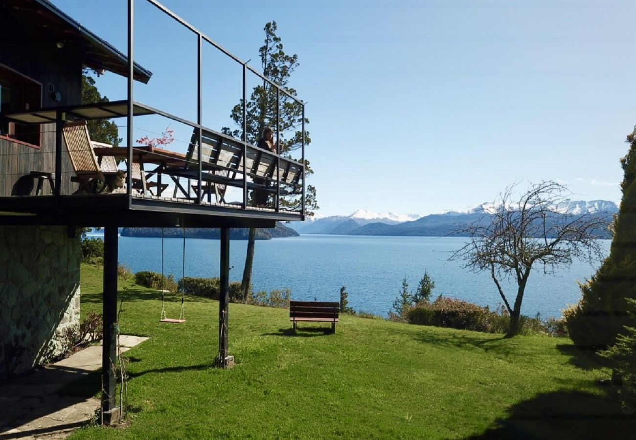 Casa en San Carlos de Bariloche - Peni14c Lindísima casa con increíble vista al Nahuel Huapi y deck sobre el lago.