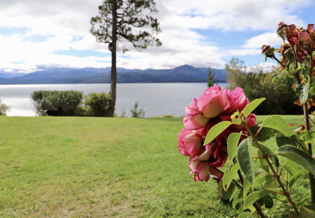 Casa en San Carlos de Bariloche - Peni14c Lindísima casa con increíble vista al Nahuel Huapi y deck sobre el lago.