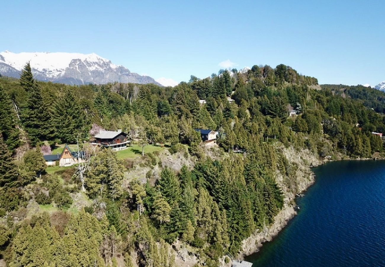 Casa en San Carlos de Bariloche - Peni14c Lindísima casa con increíble vista al Nahuel Huapi y deck sobre el lago.