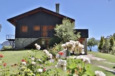 Casa en San Carlos de Bariloche - Peni14c Lindísima casa con increíble vista al Nahuel Huapi y deck sobre el lago.