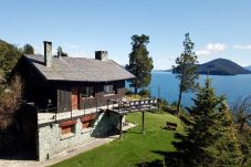 Casa en San Carlos de Bariloche - Peni14c Lindísima casa con increíble vista al Nahuel Huapi y deck sobre el lago.