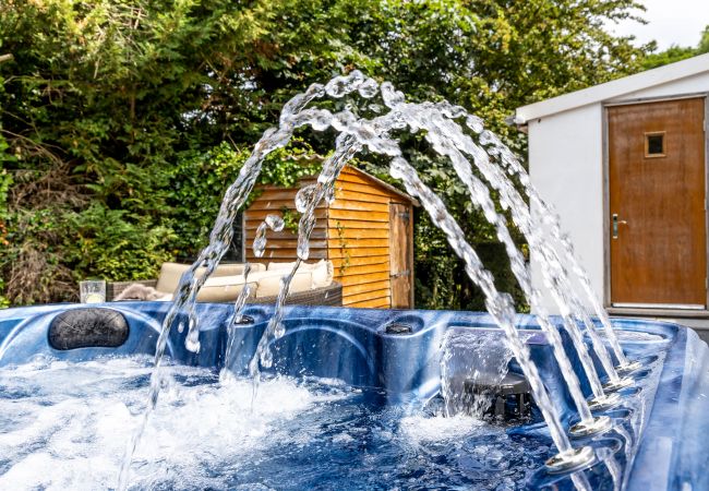 Casa en Maidencombe - Bramblewood - cosy chic, hot tub, close to beach Casa en Maidencombe - Bramblewood - cosy chic, hot tub, close to beach