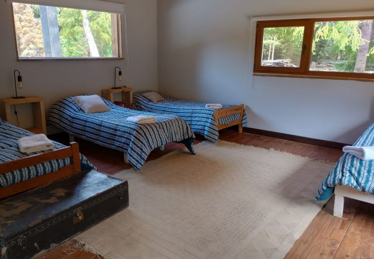 Casa en San Carlos de Bariloche - Casa ubicada en una exclusiva chacra de 3.5 hectáreas con costa de lago y muelle