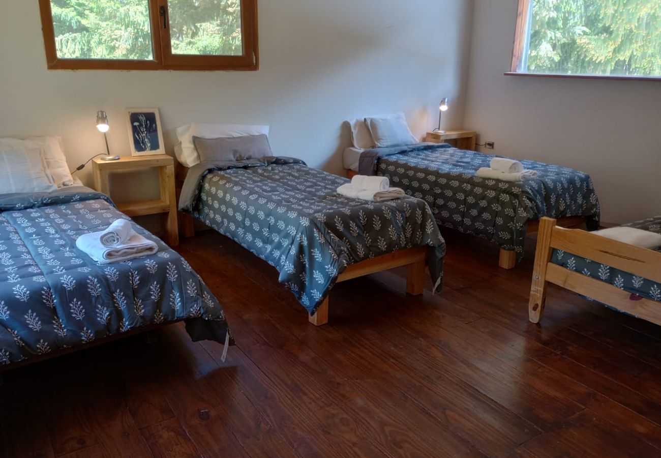 Casa en San Carlos de Bariloche - Casa ubicada en una exclusiva chacra de 3.5 hectáreas con costa de lago y muelle