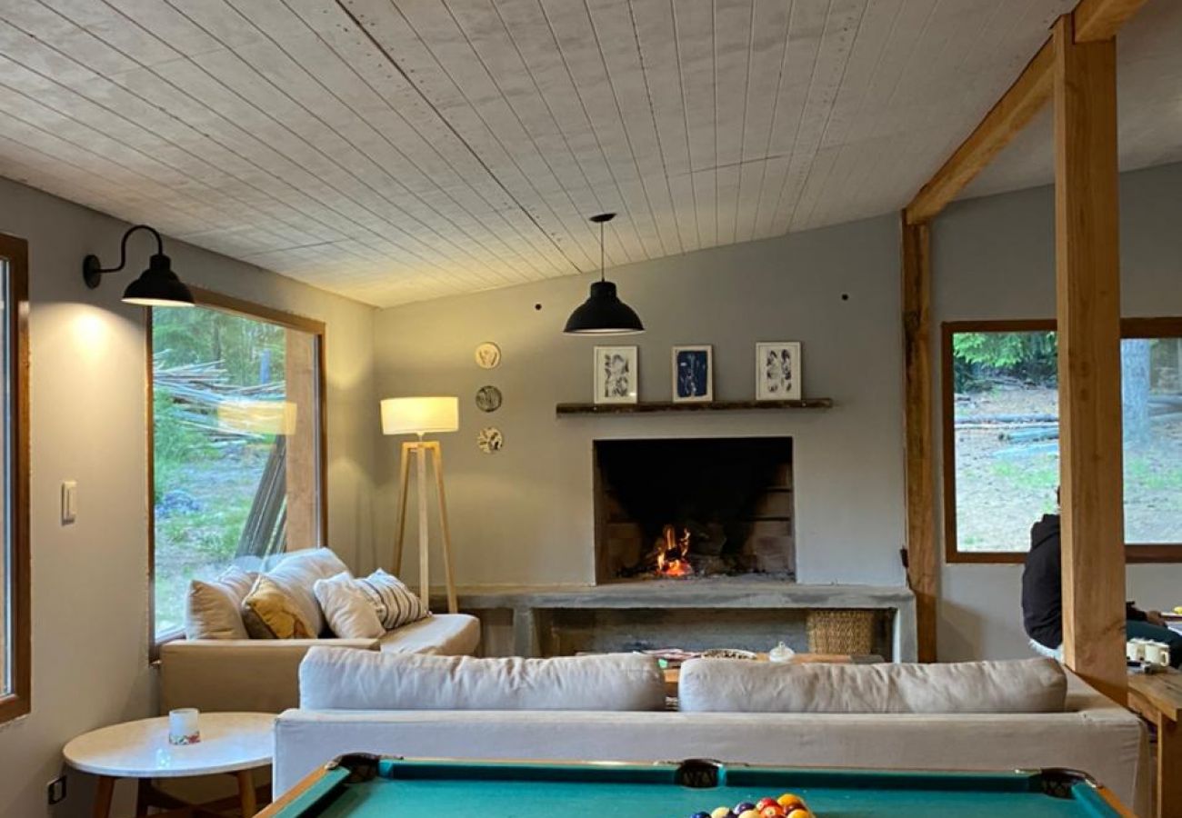 Casa en San Carlos de Bariloche - Casa ubicada en una exclusiva chacra de 3.5 hectáreas con costa de lago y muelle