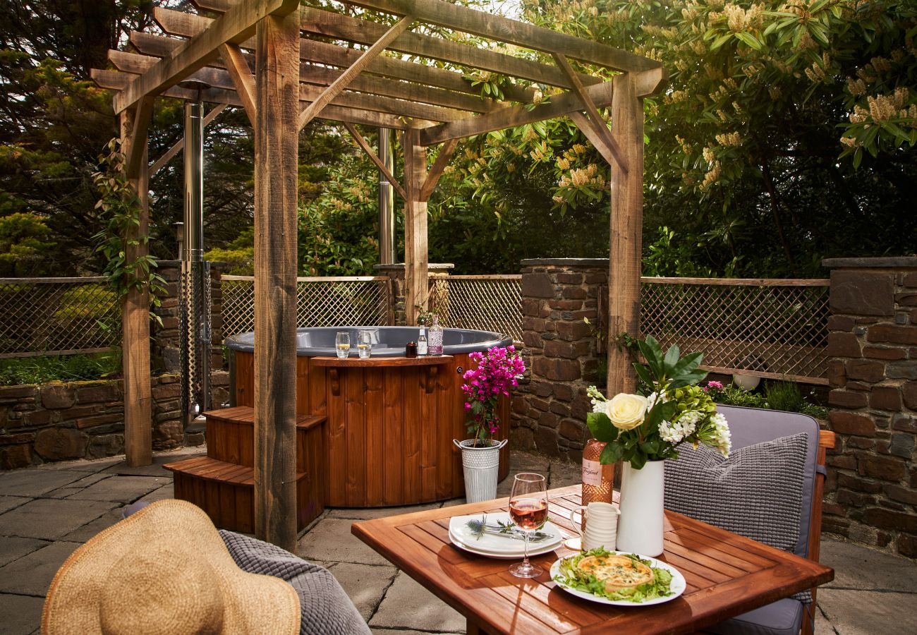 Apartamento en Lower Ashton - Swifts Return – Cosy Dartmoor Hideaway with Wood-Fired Hot Tub & Pool