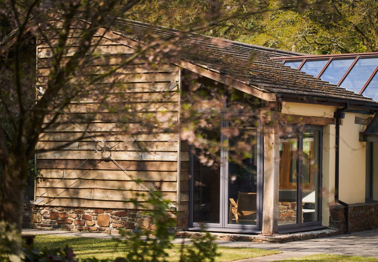 Apartamento en Lower Ashton - Swifts Return – Cosy Dartmoor Hideaway with Wood-Fired Hot Tub & Pool