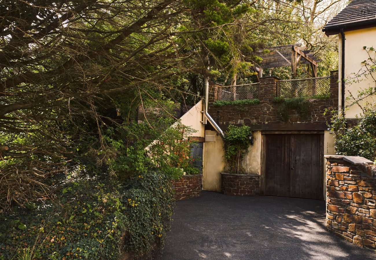 Apartamento en Lower Ashton - Swifts Return – Cosy Dartmoor Hideaway with Wood-Fired Hot Tub & Pool