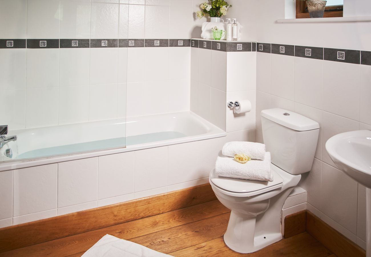 Apartamento en Lower Ashton - Swifts Return – Cosy Dartmoor Hideaway with Wood-Fired Hot Tub & Pool