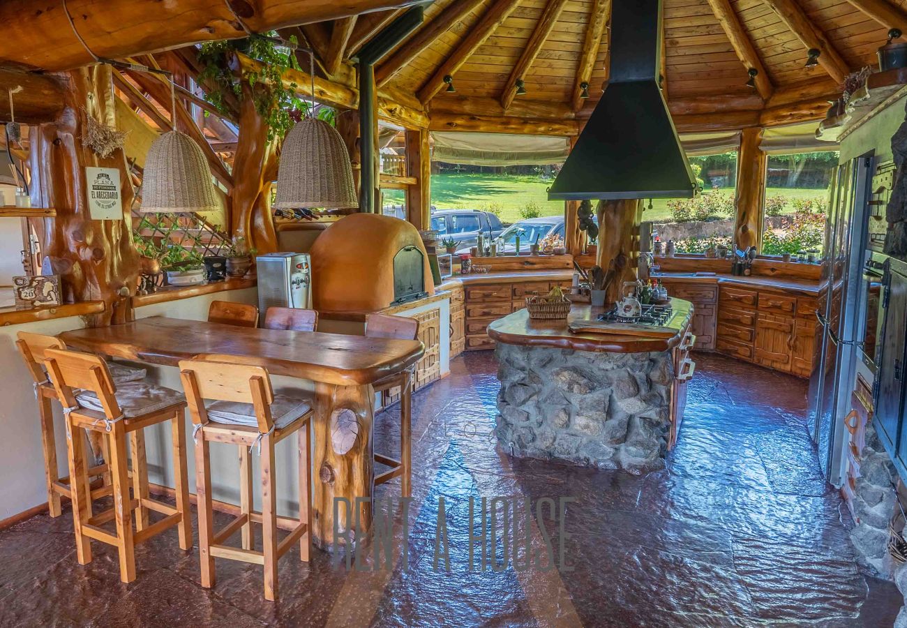 Casa en San Carlos de Bariloche - Espectacular casa de 890 mts con dos piscinas climatizadas y costa de lago.