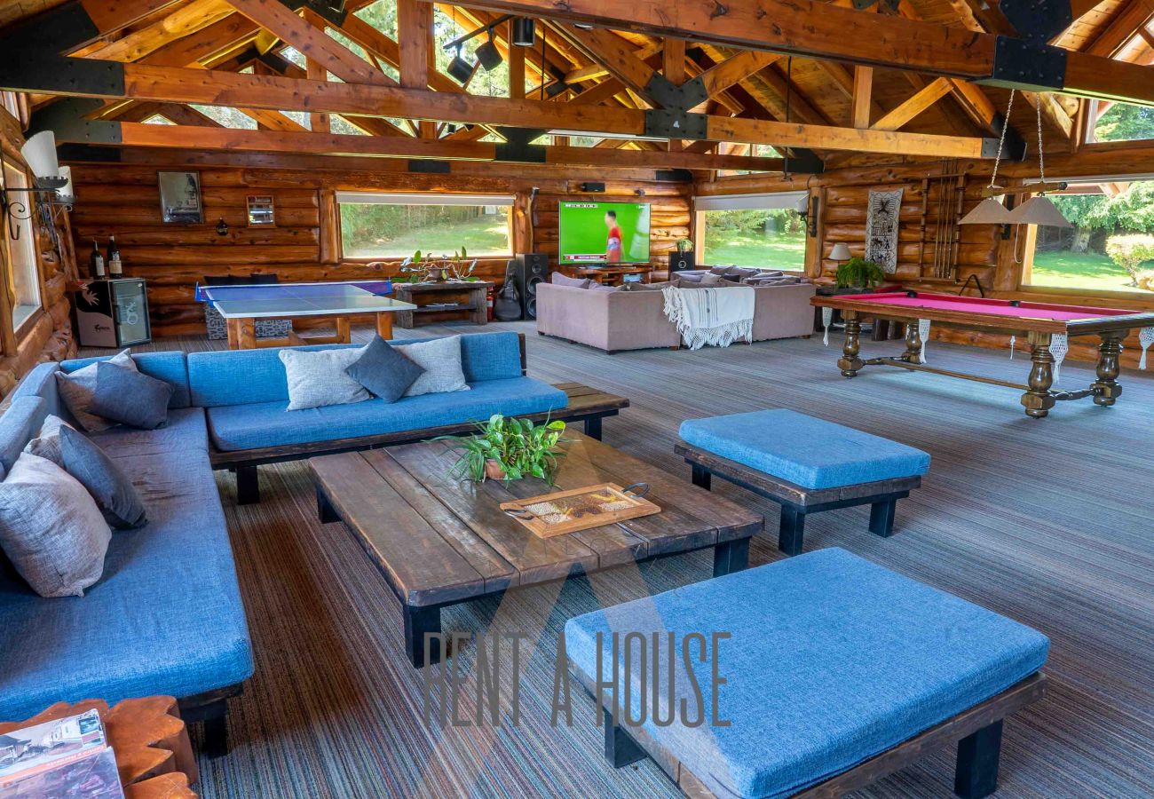 Casa en San Carlos de Bariloche - Espectacular casa de 890 mts con dos piscinas climatizadas y costa de lago.