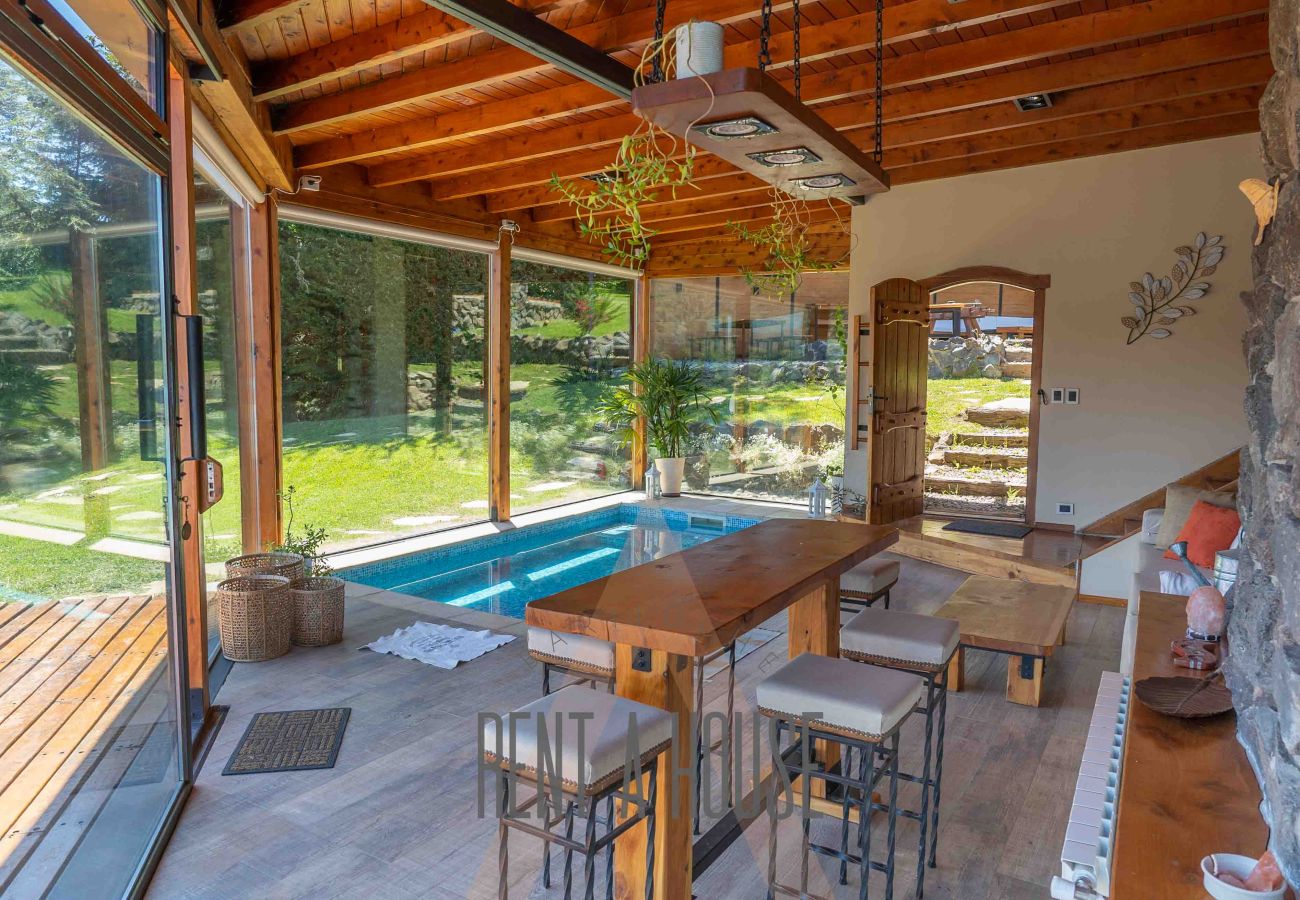 Casa en San Carlos de Bariloche - Espectacular casa de 890 mts con dos piscinas climatizadas y costa de lago.