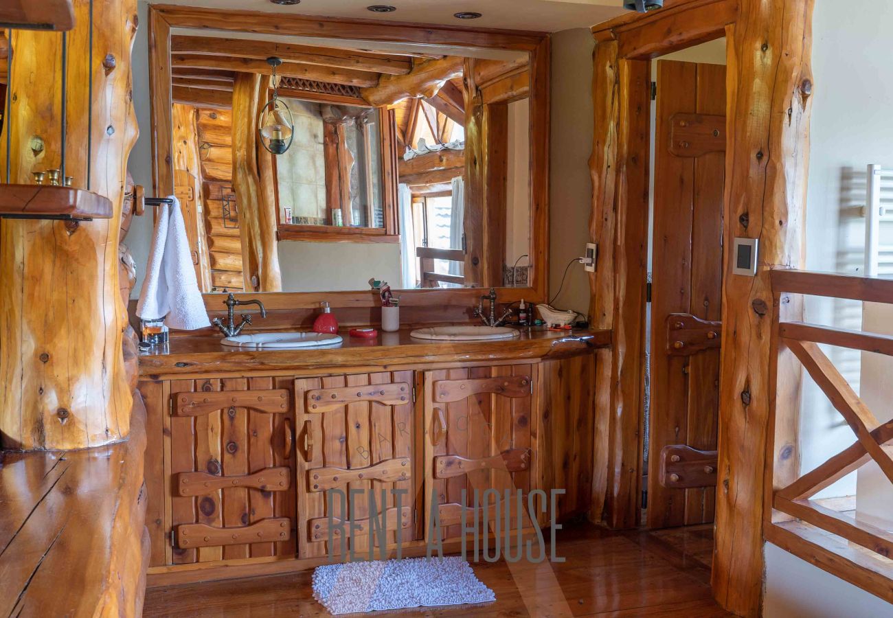 Casa en San Carlos de Bariloche - Espectacular casa de 890 mts con dos piscinas climatizadas y costa de lago.